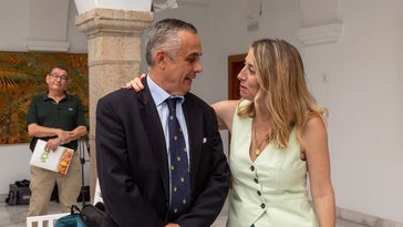 La popular María Guardiola con Pelayo Moreno (Vox) tras alcanzar un acuerdo en 2023.