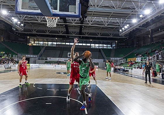 Dwayne Foreman, en un partido con el Cáceres.