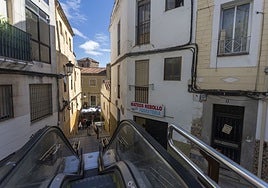 Vista general de la escalera mecánica de Alzapiernas.