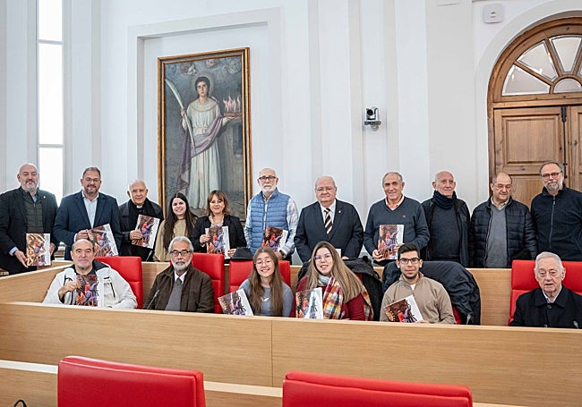 Foto de familia de asistentes a la presentación de la revista Eulalia, en el Ayuntamiento.