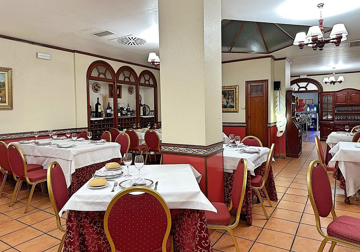 Comedor clásico del restaurante La Dehesa de Azuaga.