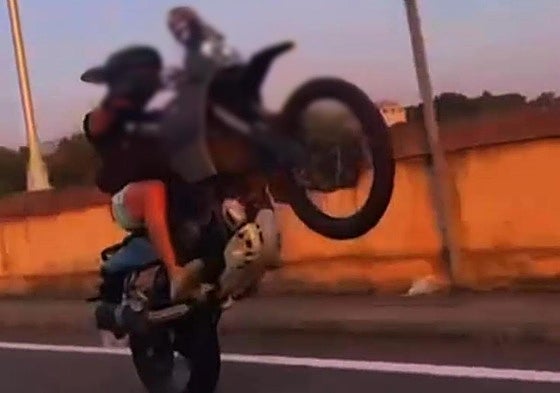 Un motorista investigado por hacer caballitos, quemar rueda de forma temeraria y difundir los vídeos en internet