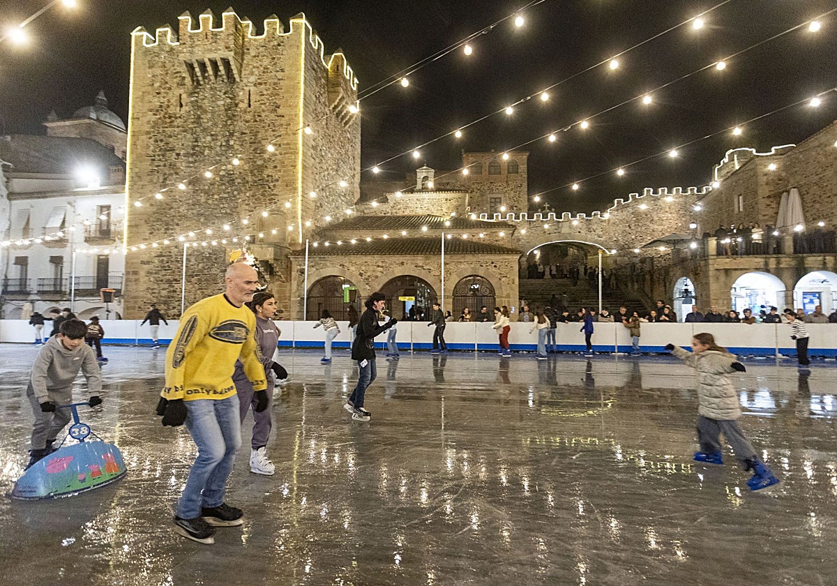 La pista de hielo de la Plaza Mayor, que tiene 800 metros y un aforo total de 200 personas, recibió ayer a un buen número de usuarios.