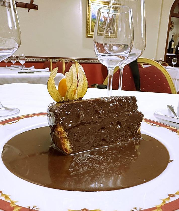 Imagen secundaria 2 - Mollejas de cordero, vino y tarta de naranja con chocolate.