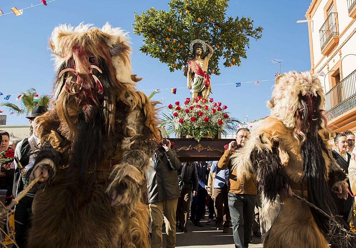 La fiesta de Las Carantoñas se celebra en Aceúche en honor a San Sebastián.