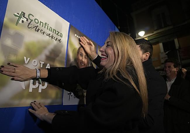 Guardiola en la pegada de carteles en Mérida.