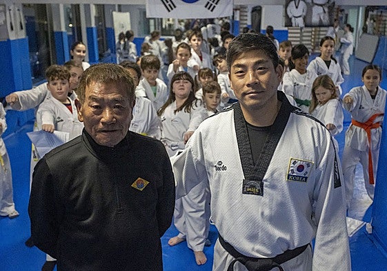 El maestro de taekwondo Kim y su hijo, el maestro Yon, en el gimnasio de Arturo Aranguren.