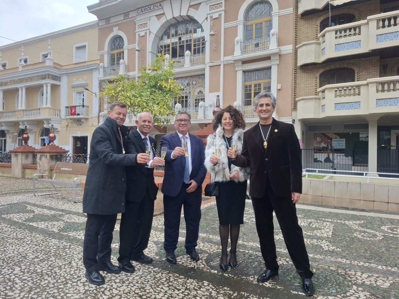 Los protagonistas, junto al alcalde, brindan con el teatro de fondo.
