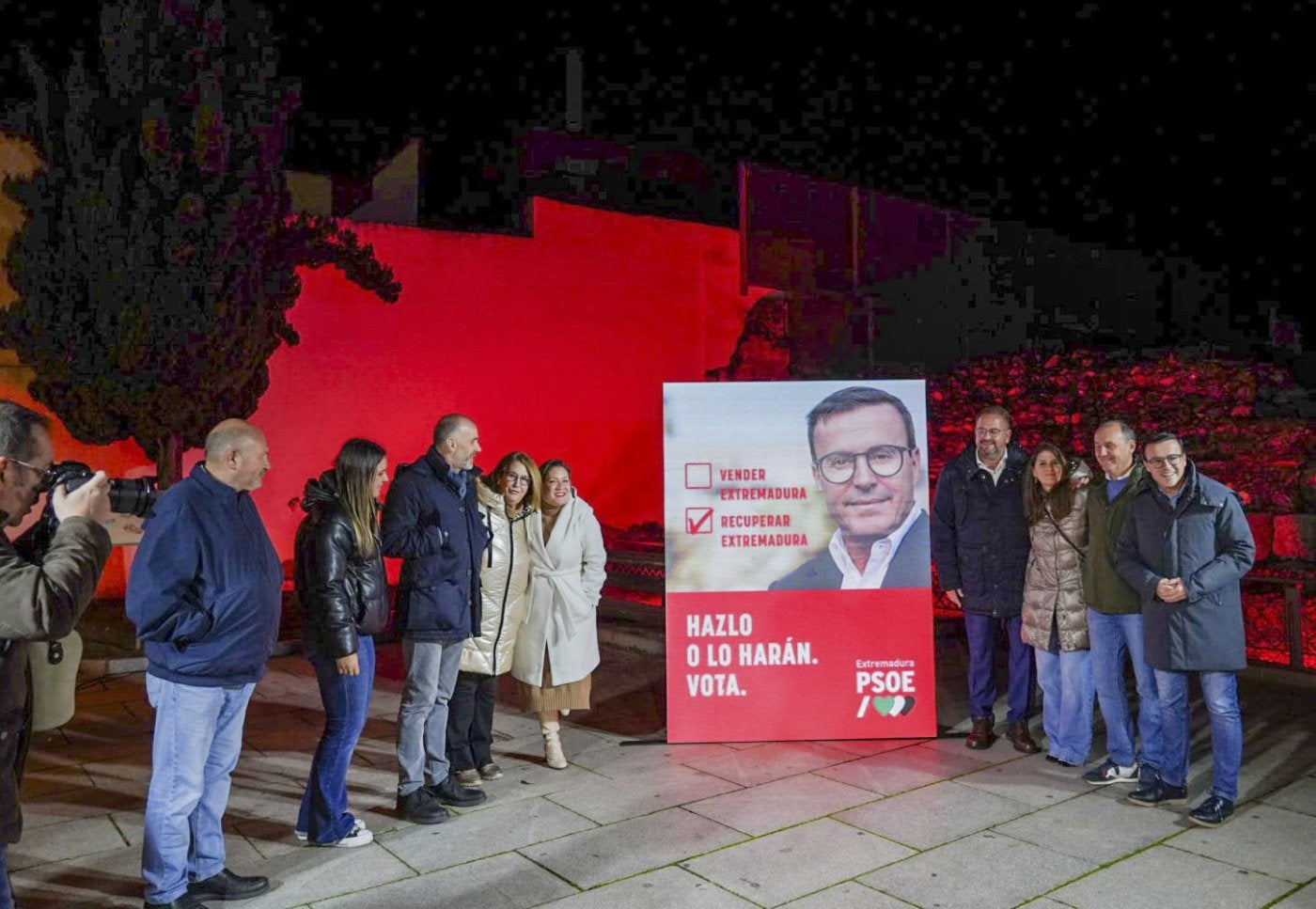 Acto de pegada de carteles en la madrugada del viernes.