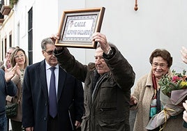 Alfonso Gallardo, con una réplica del azulejo que titula su calle, este sábado en Jerez.