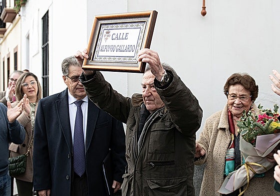 Alfonso Gallardo, con una réplica del azulejo que titula su calle, este sábado en Jerez.