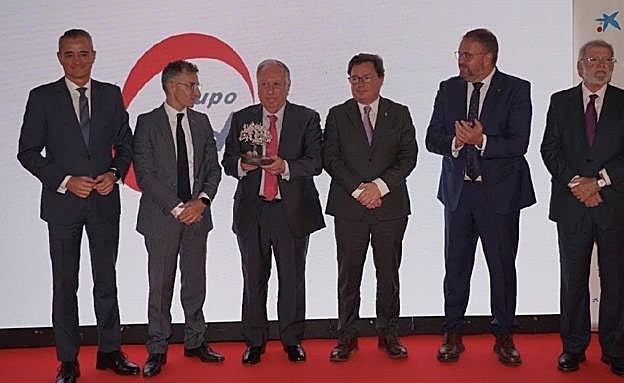 Momento en el que las autoridades entregan el galardón a José Labrador.