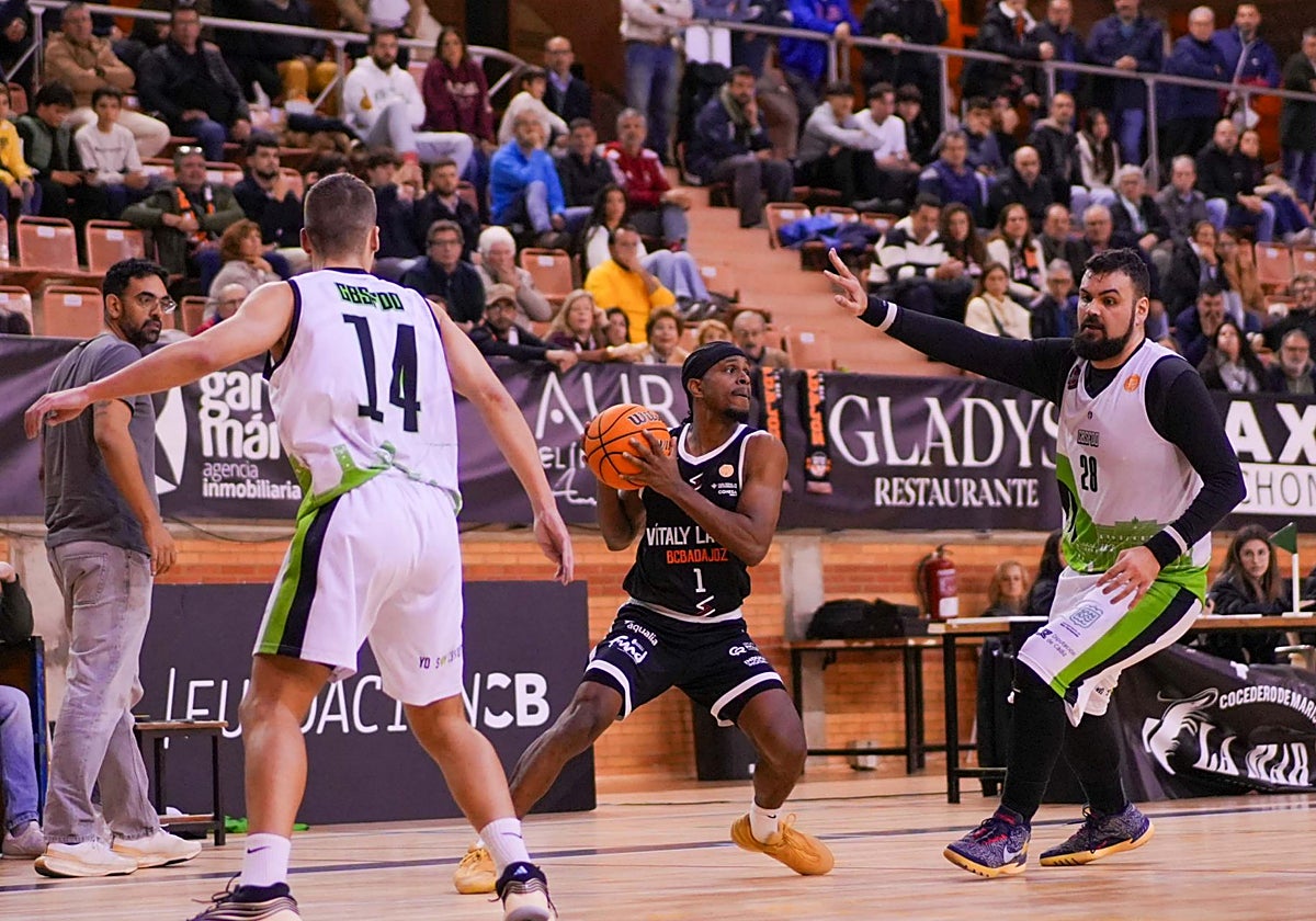 Angel Mejia con el balón en el partido del Vítaly La Mar ante San Fernando.