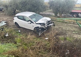 Estado en el que ha quedado el vehículo accidentado este sábado en la carretera Ex-354, en Villar de Rena.