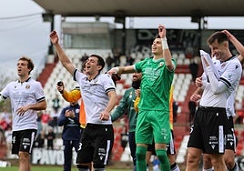 Artola, Vergés, Csenterics y Gaizka celebran el triunfo al final del partido.