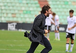 Fran Beltrán corre desatado por el campo tras el 3-2 que daba la victoria al Mérida.