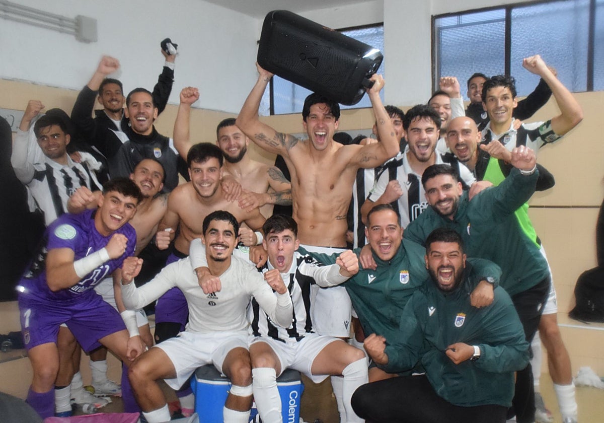 Los jugadores del Badajoz celebran el triunfo en Montehermoso.