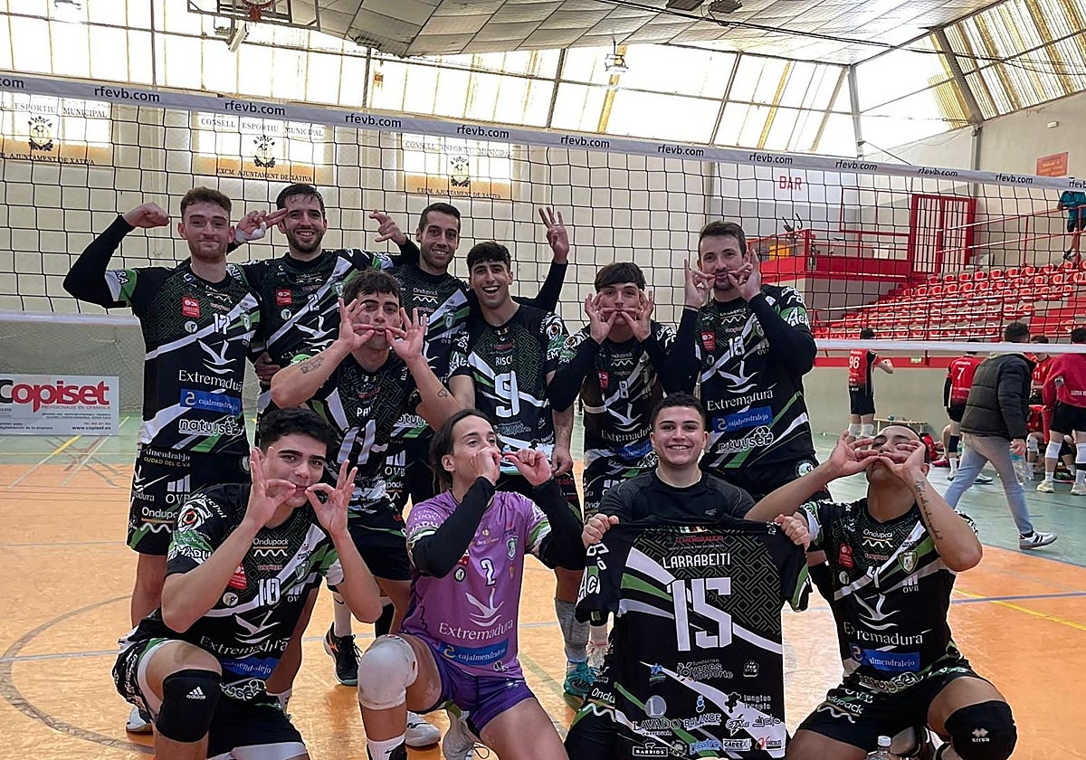 Los jugadores del CV Almendralejo celebran el triunfo en la cancha del Xàtiva.