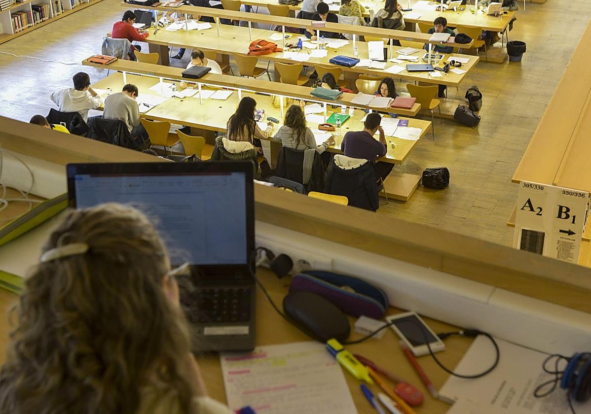 Biblioteca central de la UEx en el campus de Badajoz.