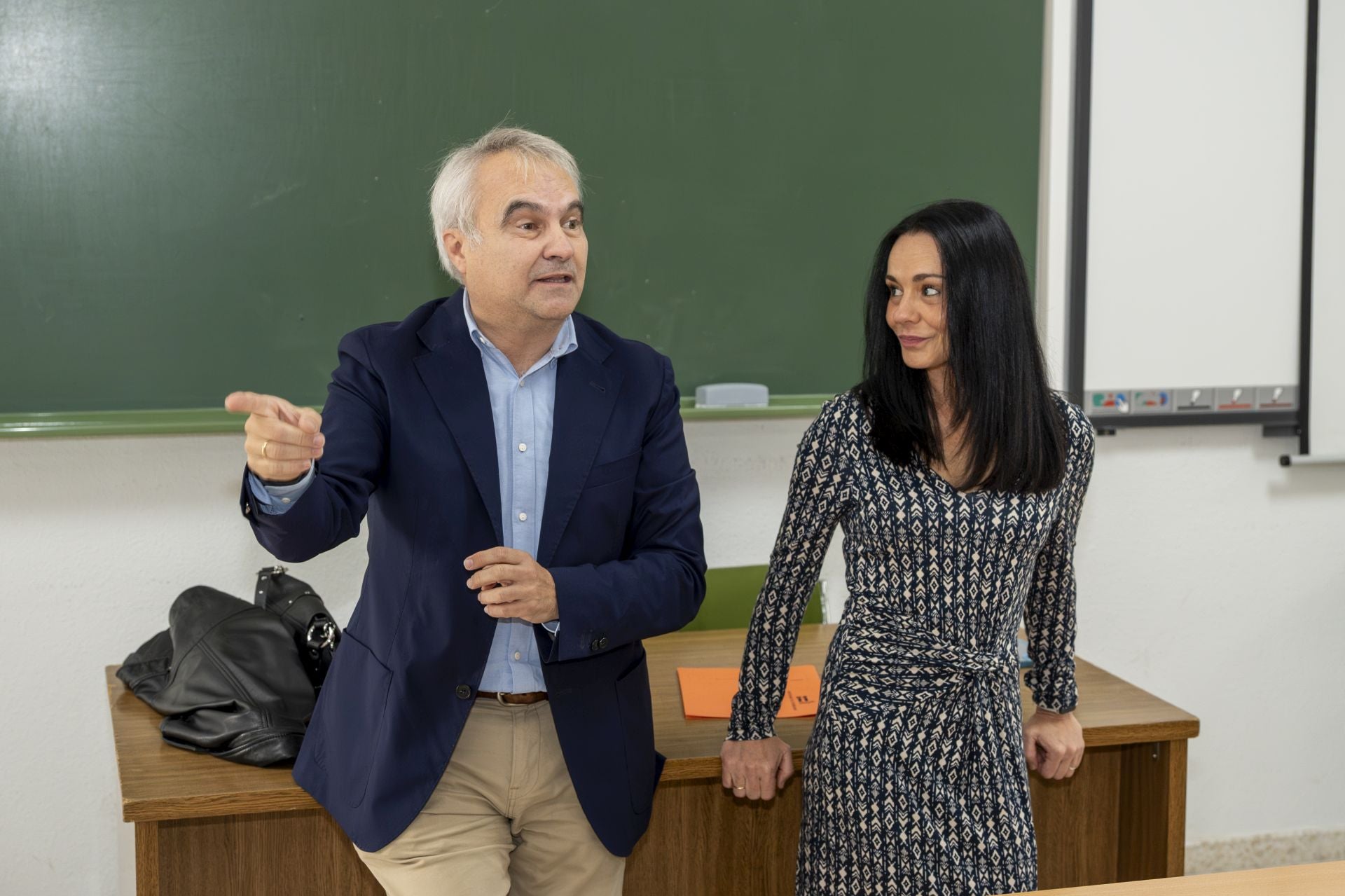 Proyecto piloto. Francisco Fragoso, que coordina el desarrollo de las charlas, fue el encargado de presentar a González-Espadas.