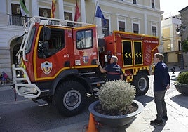 Actuación de los bomberos de Badajoz en el muelle del parque del río.