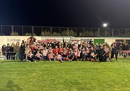 El Don Benito celebra el triunfo con su afición en Santa Amalia.