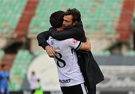 Fran Beltrán abrazando a Benny Dibrani tras la victoria del pasado domingo.