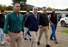 Jorge Buxadé, acompaña al candidato de Vox a la Presidencia de la Junta de Extremadura, durante un encuentro con ganaderos y agricultores del norte cacereño, este domingo, en Plasencia.