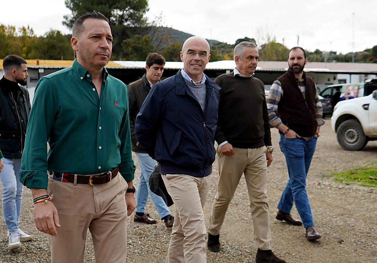 Jorge Buxadé, acompaña al candidato de Vox a la Presidencia de la Junta de Extremadura, durante un encuentro con ganaderos y agricultores del norte cacereño, este domingo, en Plasencia.