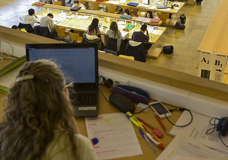 La UEx capta cada vez a más estudiantes extremeños, pero 11.000 todavía se van fuera