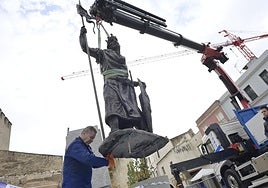 Así ha sido la colocación de la estatua de Alfonso IX en Badajoz