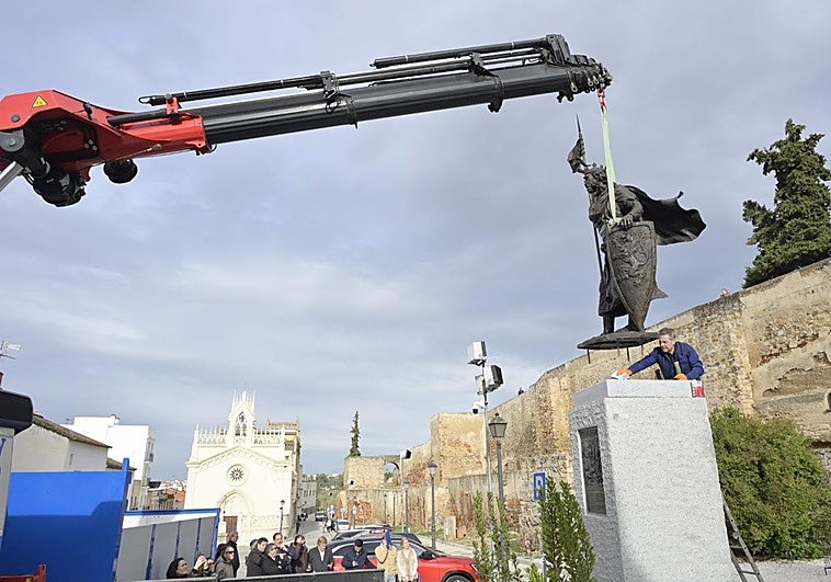 La estatua de Alfonso IX ya se alza junto a la Alcazaba de Badajoz