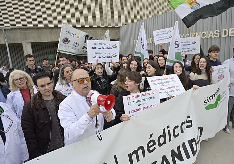 La huelga de médicos cancela consultas y operaciones en Extremadura