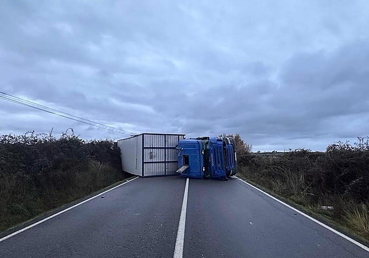 Aparatoso accidente de un camión tras salirse de la vía y volcar en Montehermoso