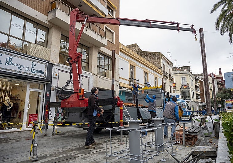 El Ayuntamiento de Badajoz instala toldos para dar sombra en San Francisco