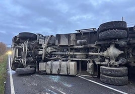 Fotos | Así ha quedado el camión accidentado tras volcar en Montehermoso