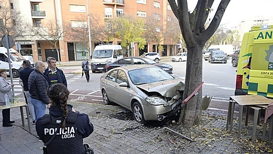 Un coche se empotra contra un árbol a las puertas de un restaurante en Badajoz