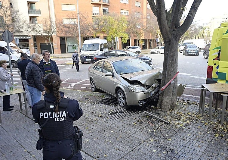 Un coche se empotra contra un árbol a las puertas de un restaurante en Badajoz