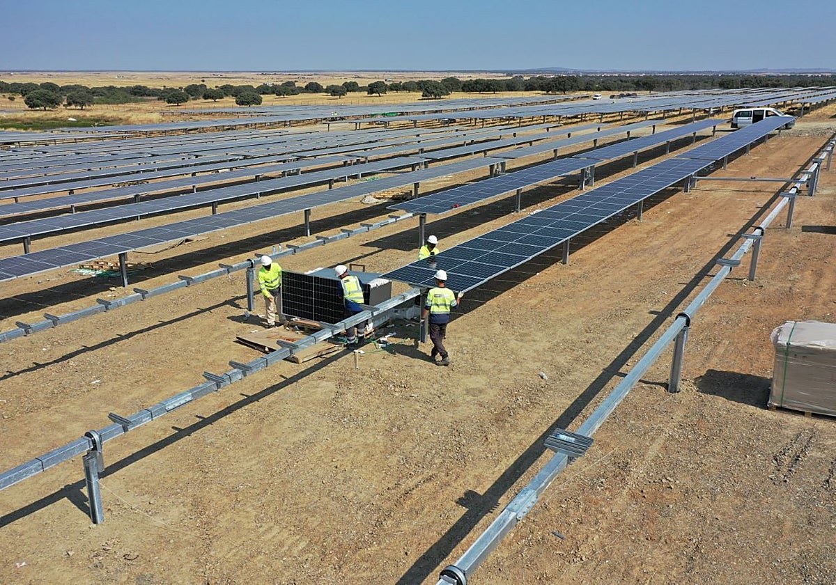 La planta fotovoltaica Los Arenales durante su construcción en 2021