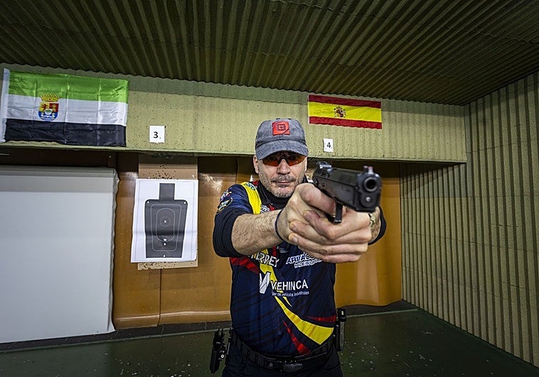 Eduardo, un policía de Cáceres en la élite mundial del tiro deportivo