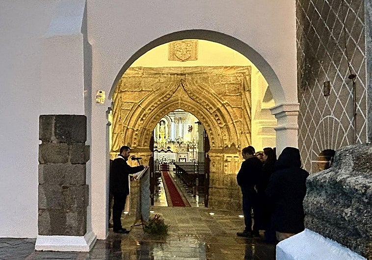 Acaba la restauración de la portada gótica del santuario de Oliva de la Frontera