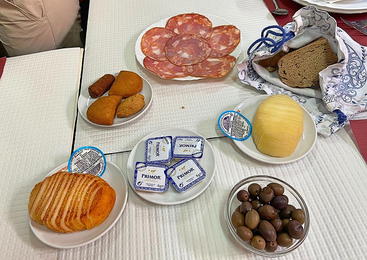 Imagen secundaria 1 - Porco alentejano, aperitivos y sopa de gallina.
