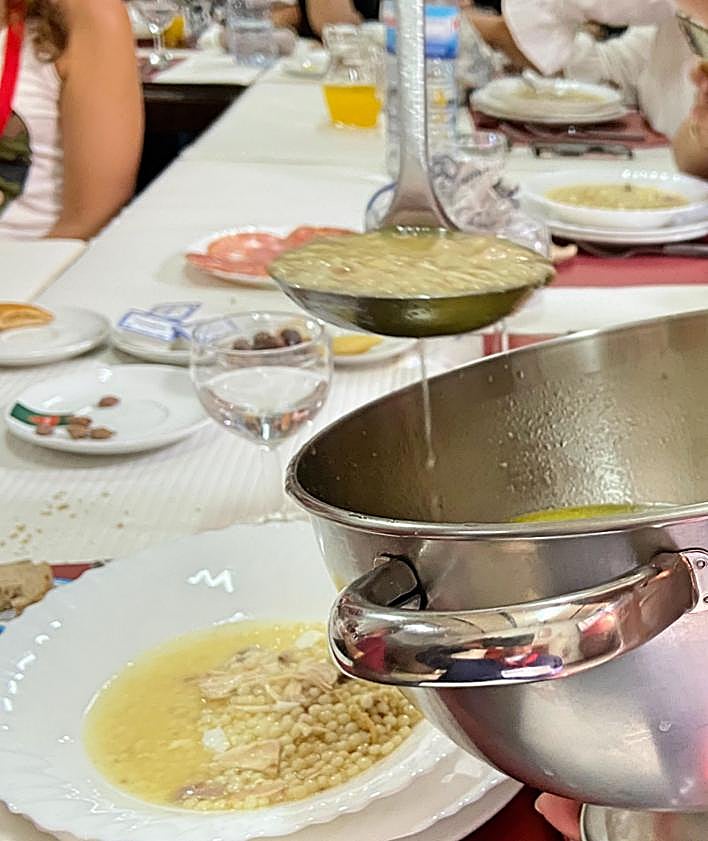 Imagen secundaria 2 - Porco alentejano, aperitivos y sopa de gallina.