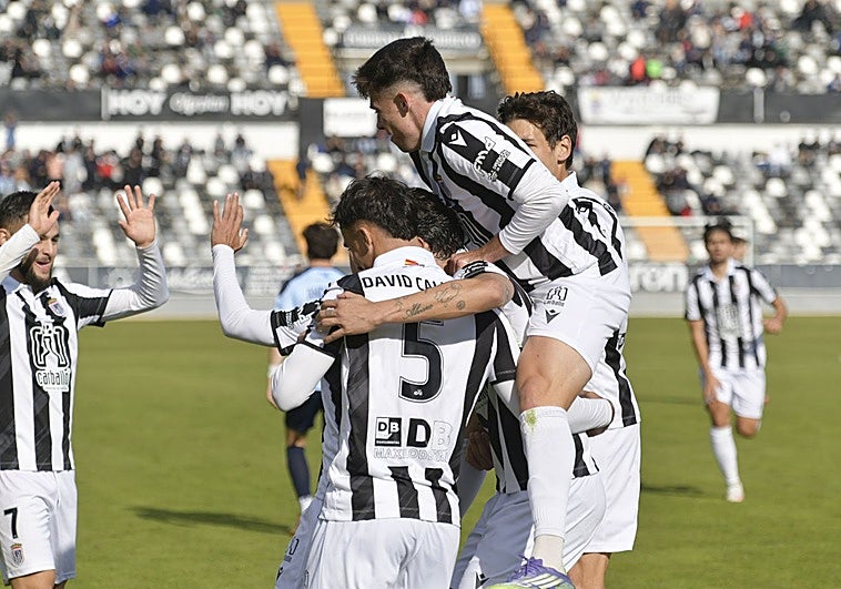 El Badajoz apunta a una racha inédita en el grupo extremeño