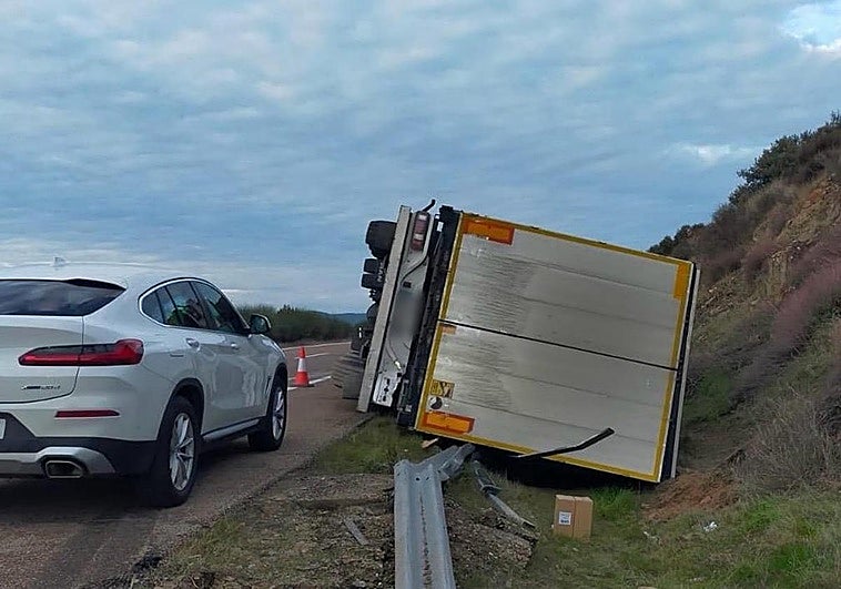 Cortado un tramo de la A-5 a la altura de Villamesías para retirar un camión siniestrado
