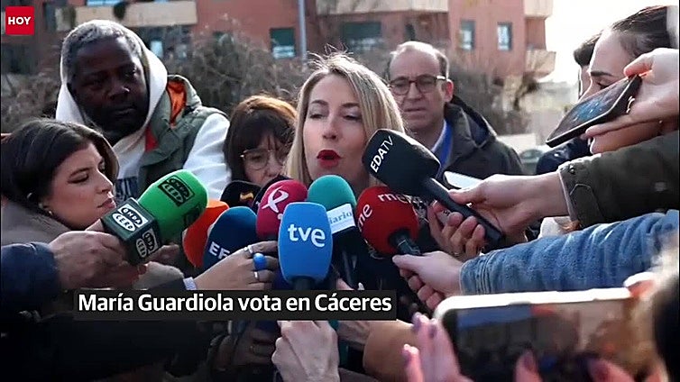 21-D | La candidata del PP y aspirante a la reelección, María Guardiola, vota en Cáceres