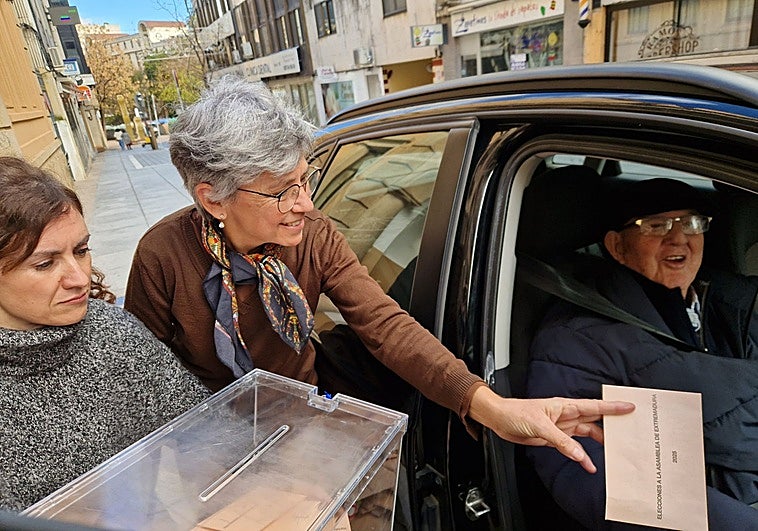 Jornada electoral en Extremadura: de votantes de 103 años a novatos y traslados de Cruz Roja