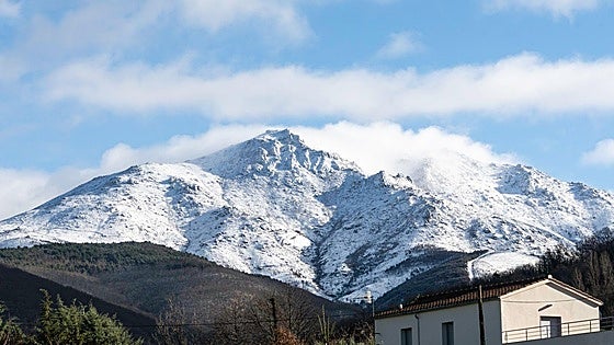 La nieve cubre Piornal, La Garganta, Tornavacas y Monesterio el día de las elecciones