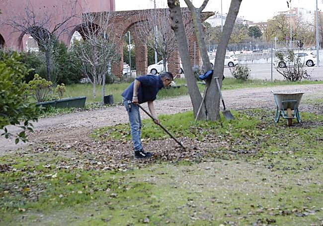 Un usuario acondiciona un espacio verde en el exterior del Centro Hermano.