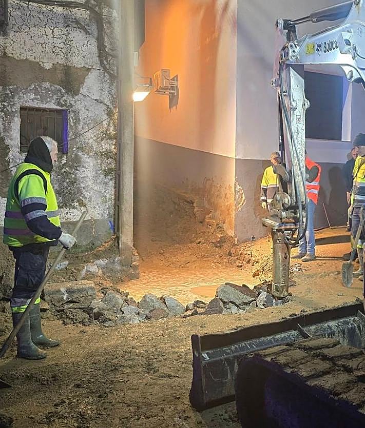 Imagen secundaria 2 - Los operarios en la tarde de este martes localizando la avería.